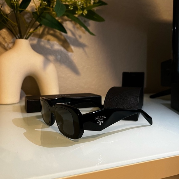 Prada Sunglasses brand new with box and case - Picture 3 of 4